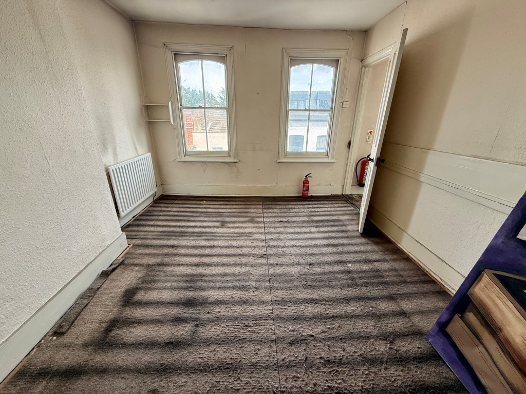 Lot: 109 - FREEHOLD PROPERTY IN TOWN CENTRE WITH POTENTIAL - Second floor room two